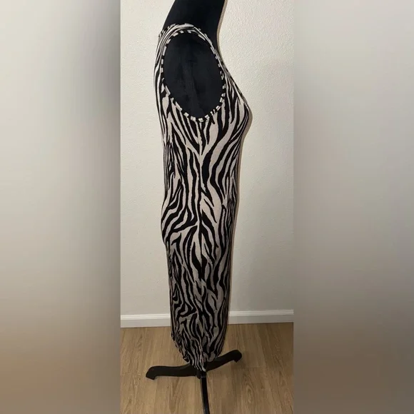 Elegant Zebra Pattern Midi Dress - Picture 4 of 8